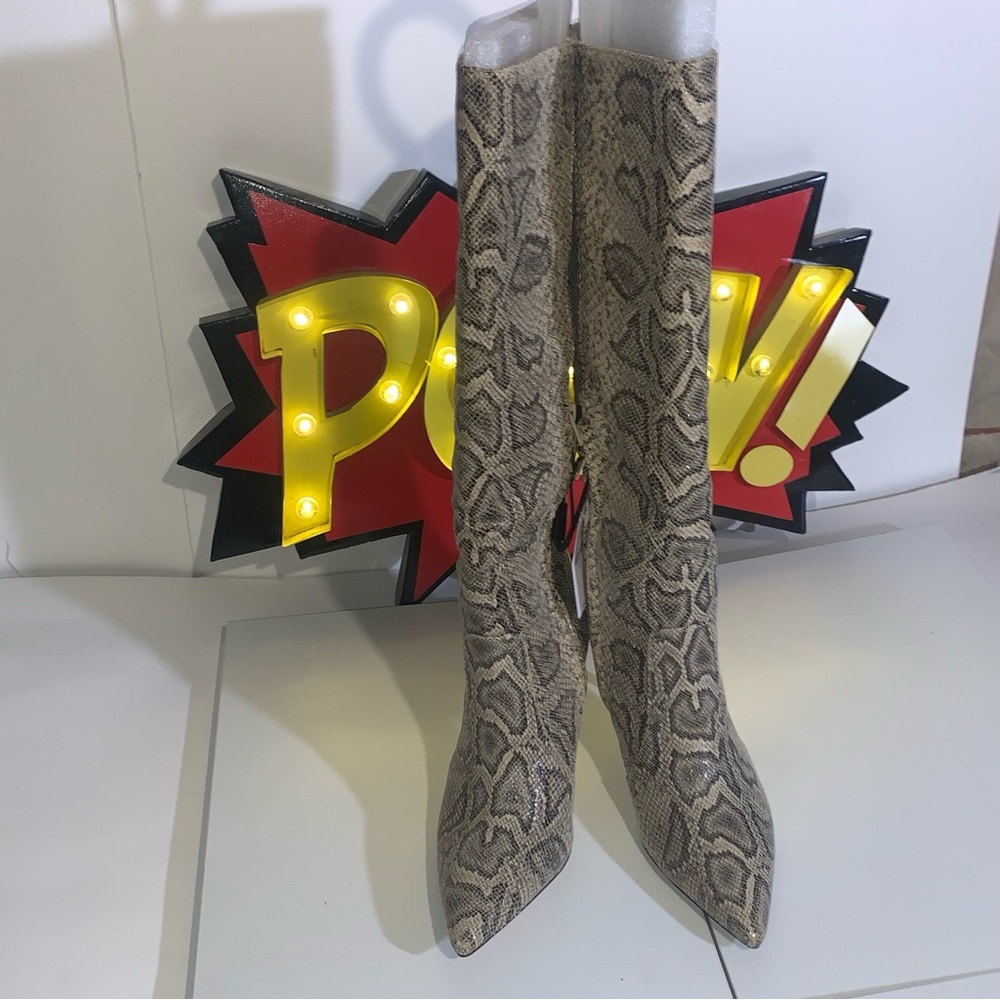 Express Trendsetter Snakeskin Print Boots. Woman’s Size 8 NWT & Dust bag